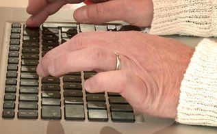 To hænder er i gang med at taste på et tastatur