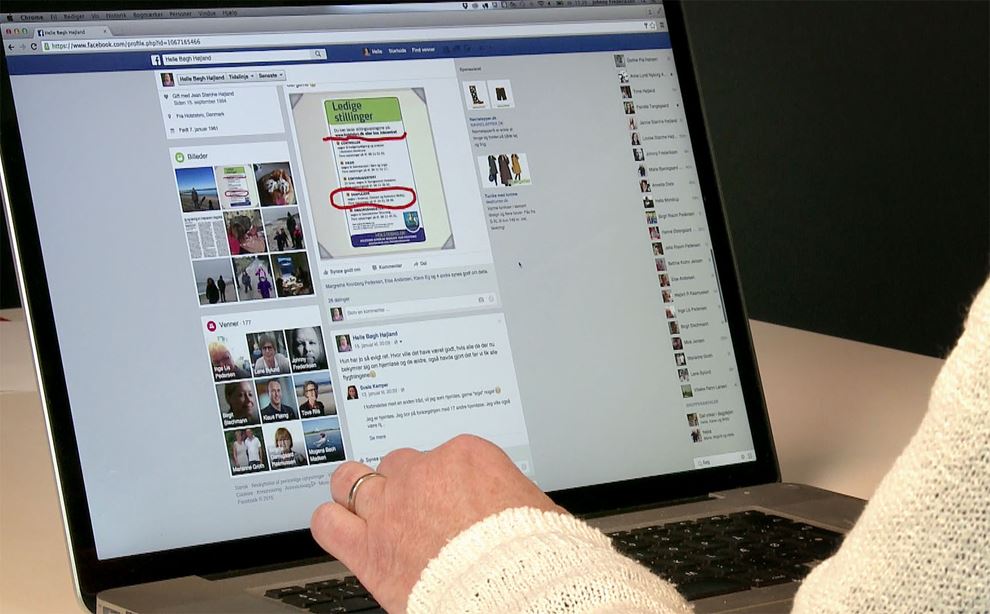 Billedet viser en computer, hvor der fremgår en facebook side på skærmen. Foran computeren sidder en bruger, med venstre hånd hvilende på tastaturet. 