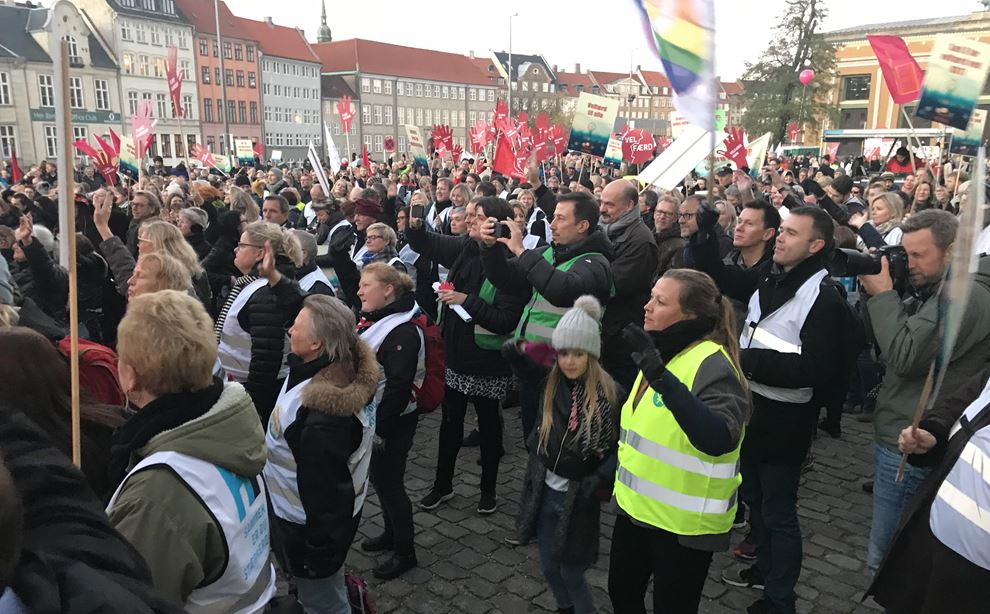 Tusindvis af danskere demonstrerede i dag tæt på Christiansborg. Budskabet til politikerne var velfærd frem for skattelettelser.