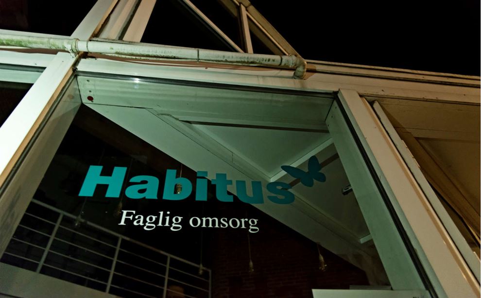 Habitus' vikarbureau lå i 2017 under selskabet Autismekonsulenterne Aps. Men Ifølge Habitus' budgetter fra 2018 er vikarbureauet nu lagt ind under HabitusHusene Vestegnen, der har kontor på en adresse i Brøndby.
