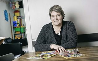 Dagplejer Lene Madsen læser reklamer