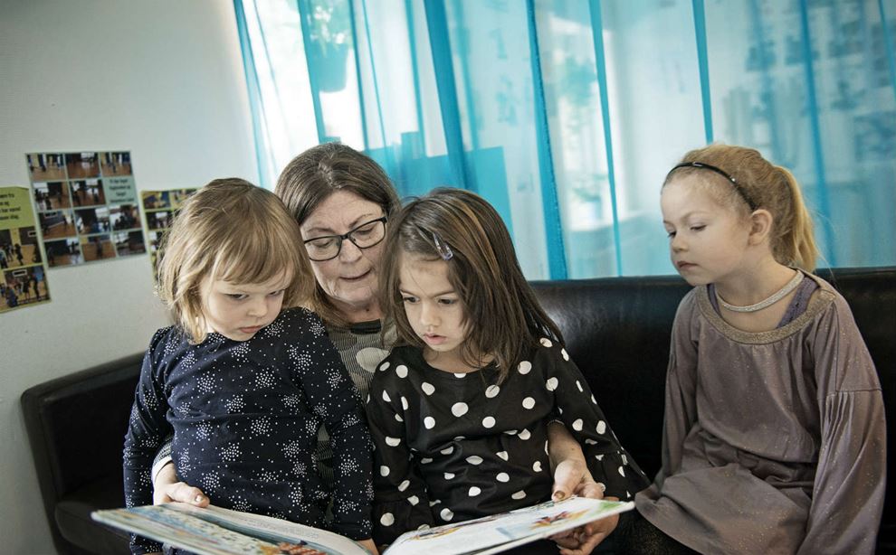 Pædagogmedhjælper Mona Marie Jensen læser højt. Foto: Jørgen True