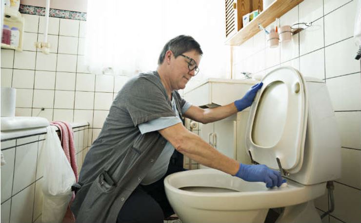 Sosu Lone Svejgaard Rolle Kappel rengør toilet.
