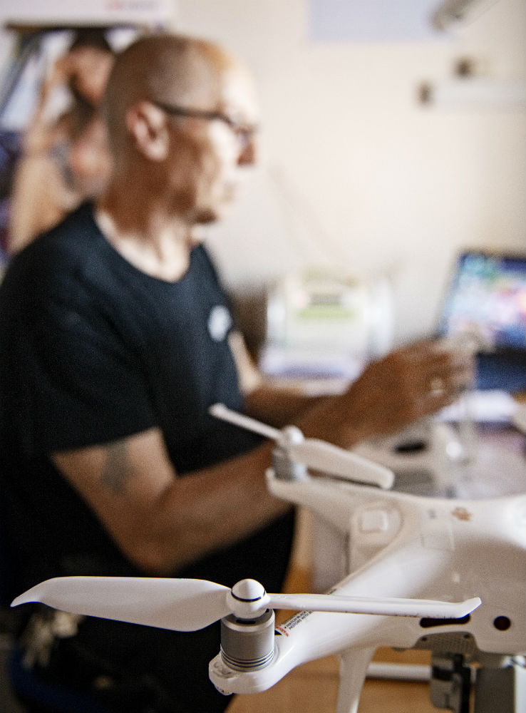 Drone foran mand ved skrivebord