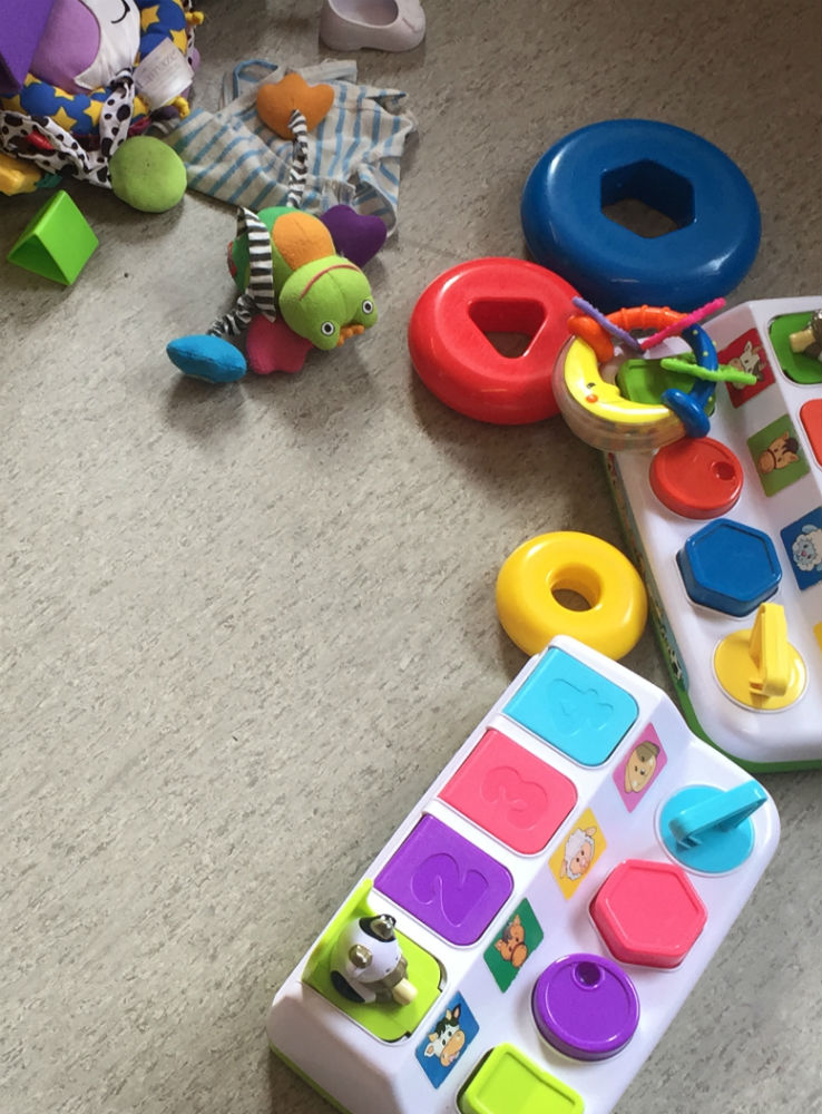 Farverigt legetøj på gulvet