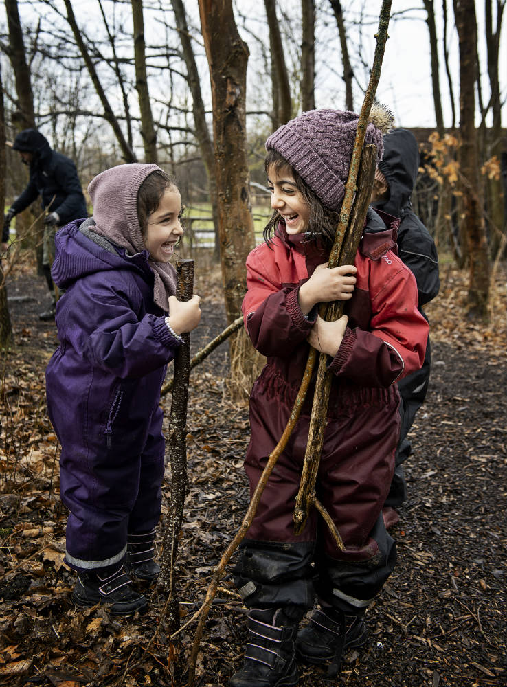 to børn finder pinde i skoven