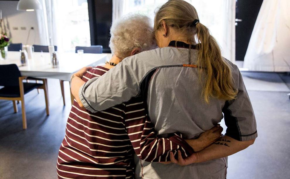 Sosu holder om ældre dame. Foto: Heidi Lundsgaard