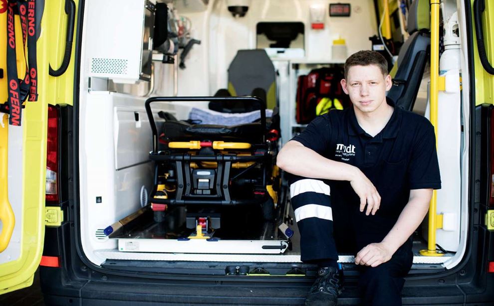 Ambulancepersonale sidder i en åben ambulance