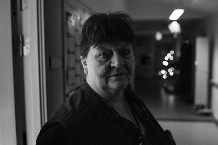 Randi Pia Pedersen ses i sort/hvid på en gang på det plejecenter, hun arbejder på